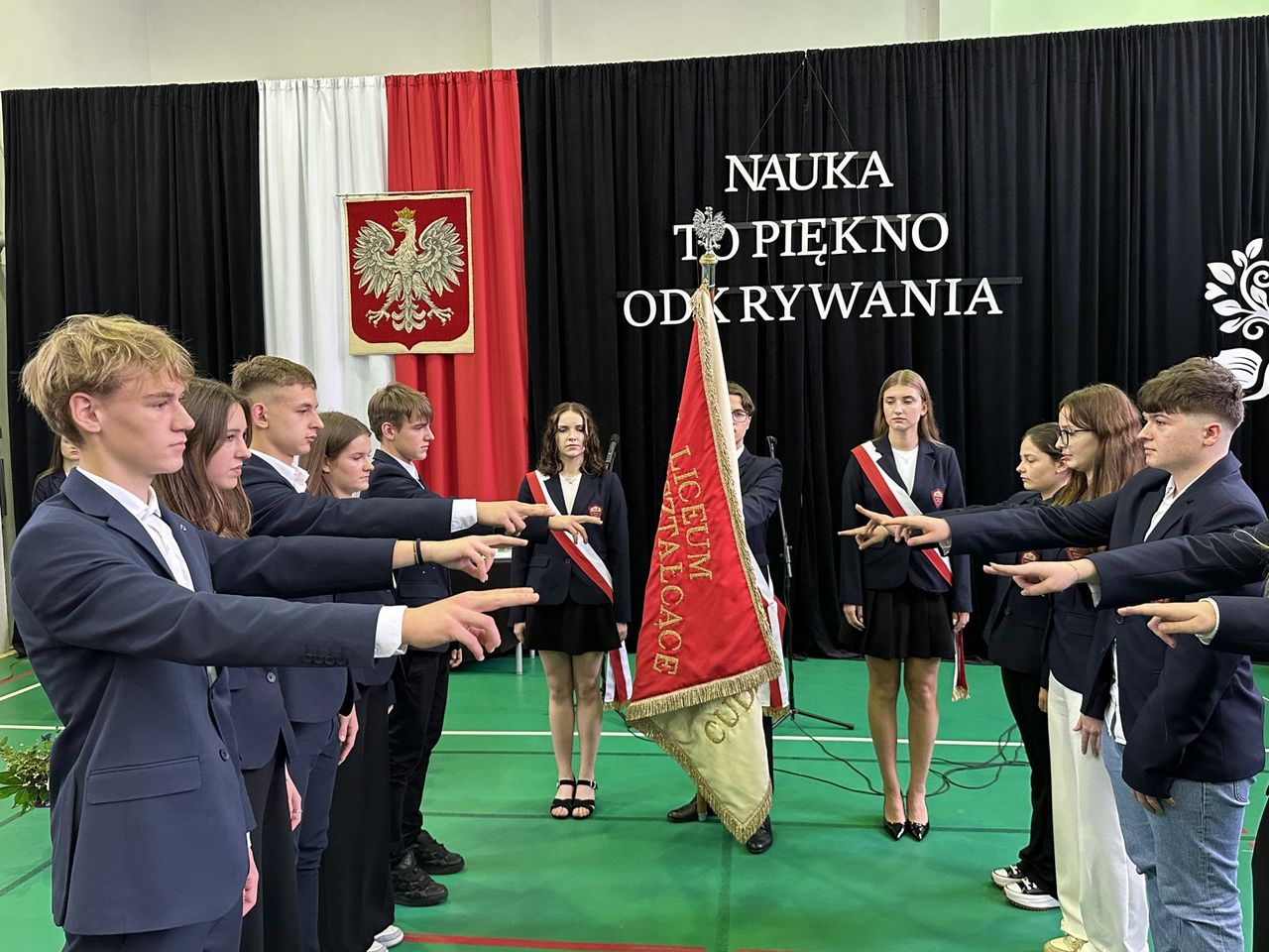Wieluń: Dzień Edukacji Narodowej w II LO. Były nagrody dla nauczycieli