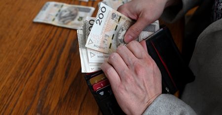 Odliczyli wszystkie wydatki. GUS: tyle Polakom zostaje z pensji