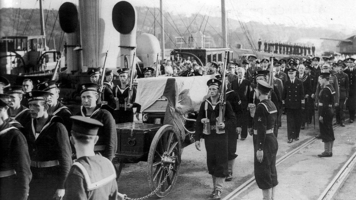 Marynarze eskortują trumnę z ciałem gen. Władysława Sikorskiego