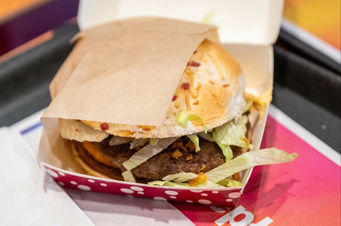 Ile kosztuje Burger Drwala? Kultowa kanapka już dostępna