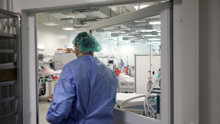 personel medyczny podczas pracyWarszawa, 22.04.2021. Koronawirus w Polsce. Personel medyczny na oddziale intensywnej terapii OIT w szpitalu modu�owym dla chorych na COVID-19, na terenie Wojskowego Instytutu Medycznego w Warszawie, 22 bm.  (ls/doro) PAP/Leszek Szyma�skiLeszek Szyma�ski