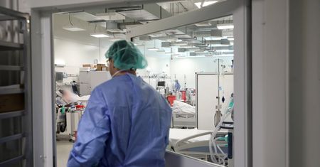 Znów więcej zakażeń koronawirusem niż przed tygodniem. Ministerstwo Zdrowia opublikowało raport
