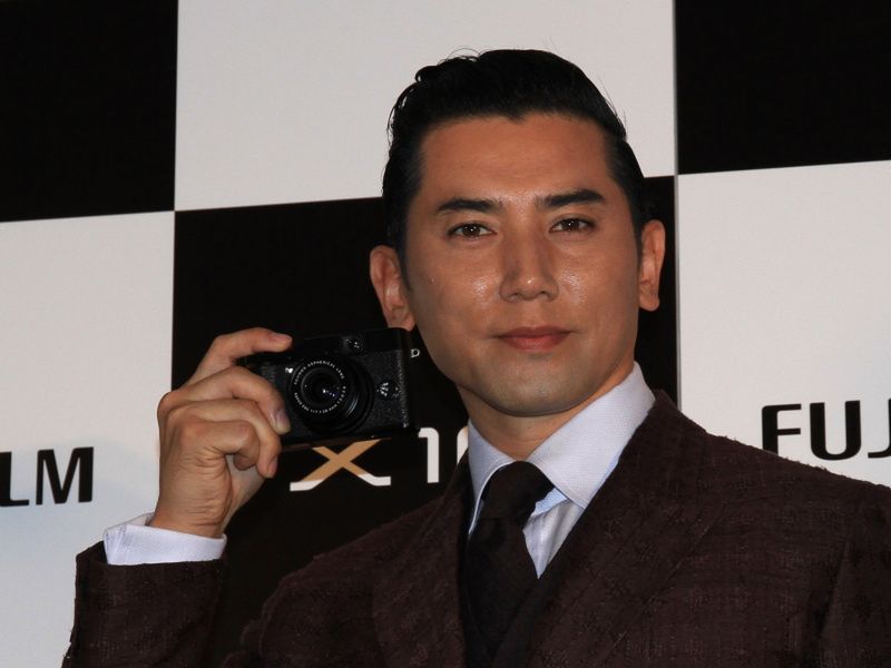 Masahiro Motoki z Fujifilm X10 w ręku (źródło: DC Watch)
