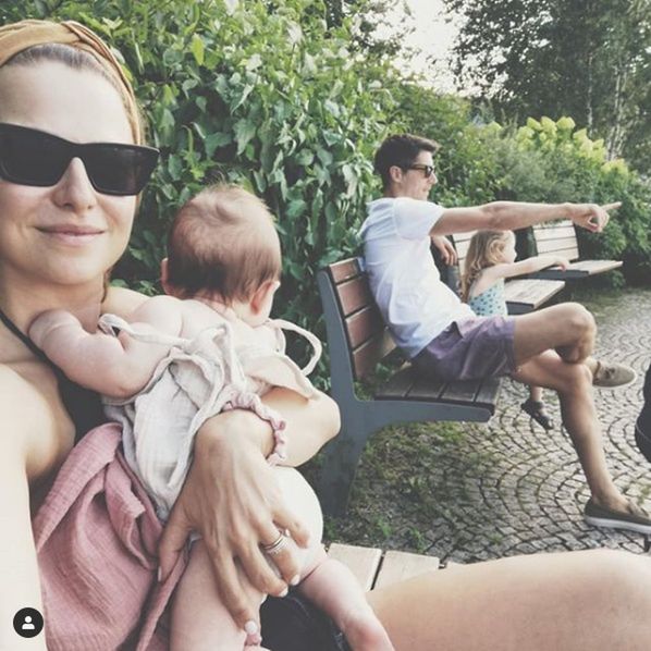 Anna i Robert Lewandowscy z córkami