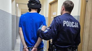Uzbrojony w nunczako 18-latek napadł na kobietę. Owinął jej łańcuch wokół szyi i uderzył w plecy