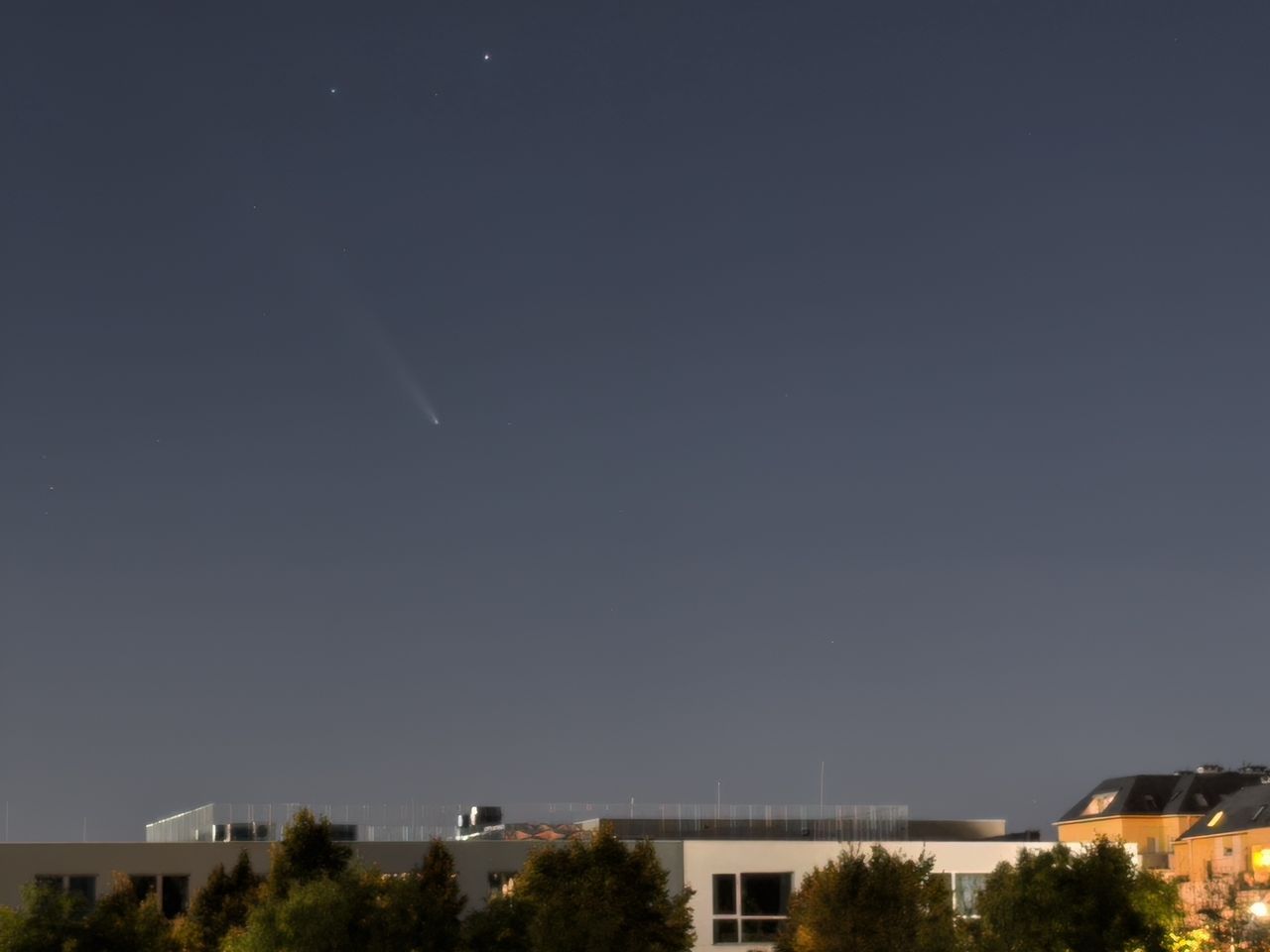 The Tsuchinshan-ATLAS comet photographed with a smartphone.