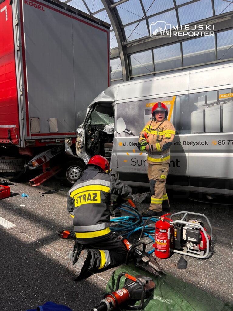 Warszawa: Wypadek na trasie S8. Bus wbił się w tył ciężarówki