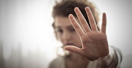Pasywna agresja – objawy, przyczyny i przykłady