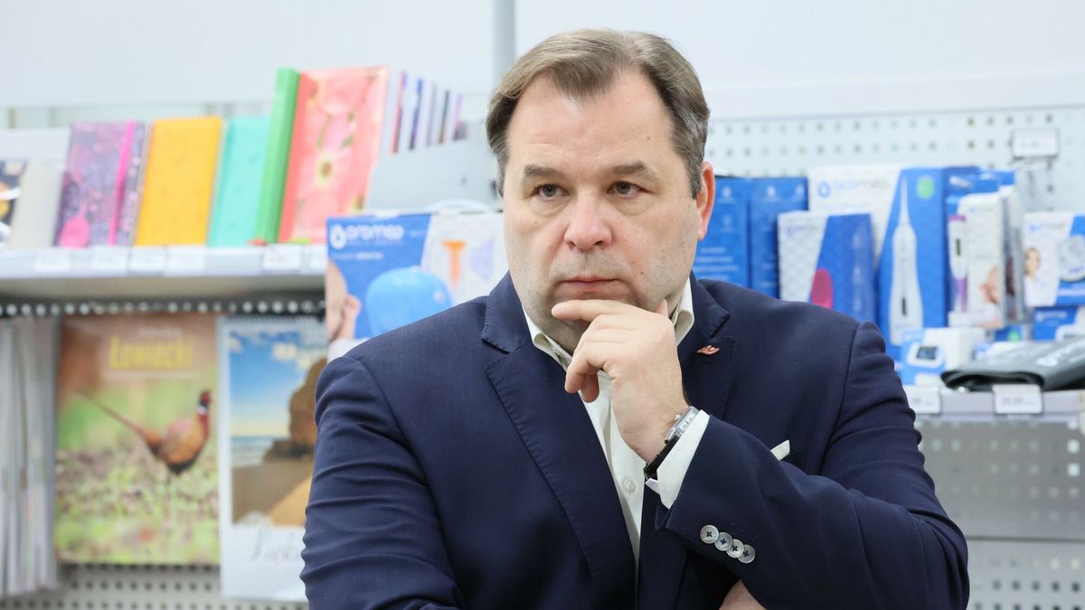 Poczta Polska rozpoczyna wsp�?prac? z FlixBusem
Fot. Wojciech Olkusnik/East News, 02.12.2024. Briefing prasowy dotyczacy rozpoczecia wspolpracy Poczty Polskiej i FlixBusa, w urzedzie pocztowym przy Swietokrzyskiej.
N/z: prezes zarzadu Poczty Polskiej Sebastian Mikosz
Wojciech Olkusnik