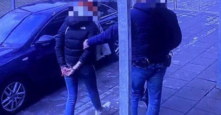 Skandaliczne sceny w barze. Wyprowadzili klientkę w kajdankach