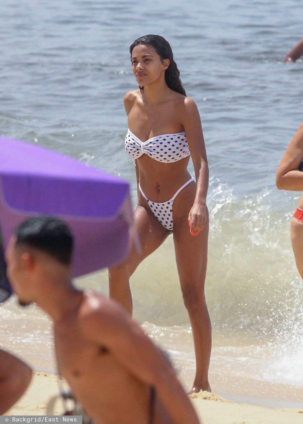 Vincent Cassel z ?on? i c�rk? na pla?y w Rio de JaneiroRio de Janeiro, BRAZIL  - *EXCLUSIVE*  - Vincent Cassel and Tina Kunakey enjoy some downtime with their daughter in Rio de Janeiro. The French actor goes for a ride on a paddleboard before playing in the sand and surf with his youngest daughter Amazonie, while his beautiful wife cools off in the ocean.    Pictured: Vincent Cassel    BACKGRID USA 27 DECEMBER 2021     BYLINE MUST READ: DESI / BACKGRID    USA: +1 310 798 9111 / usasales@backgrid.com    UK: +44 208 344 2007 / uksales@backgrid.com    *UK Clients - Pictures Containing Children  Please Pixelate Face Prior To Publication*DESI