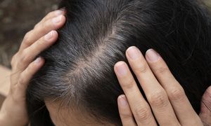 Wylej na odrosty, nim sięgniesz po farbę. "Odsiwiacz" z kuchni