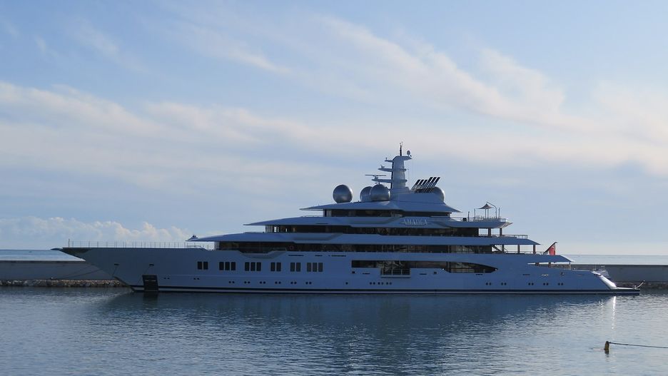 Superjacht Amadea, należący do rosyjskiego oligarchy  Kerimowa, cumuje już w porcie w Honolulu, z amerykańską banderą 