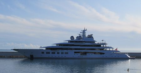 Rosyjski superjacht Amadea w Honolulu. Teraz z amerykańską banderą