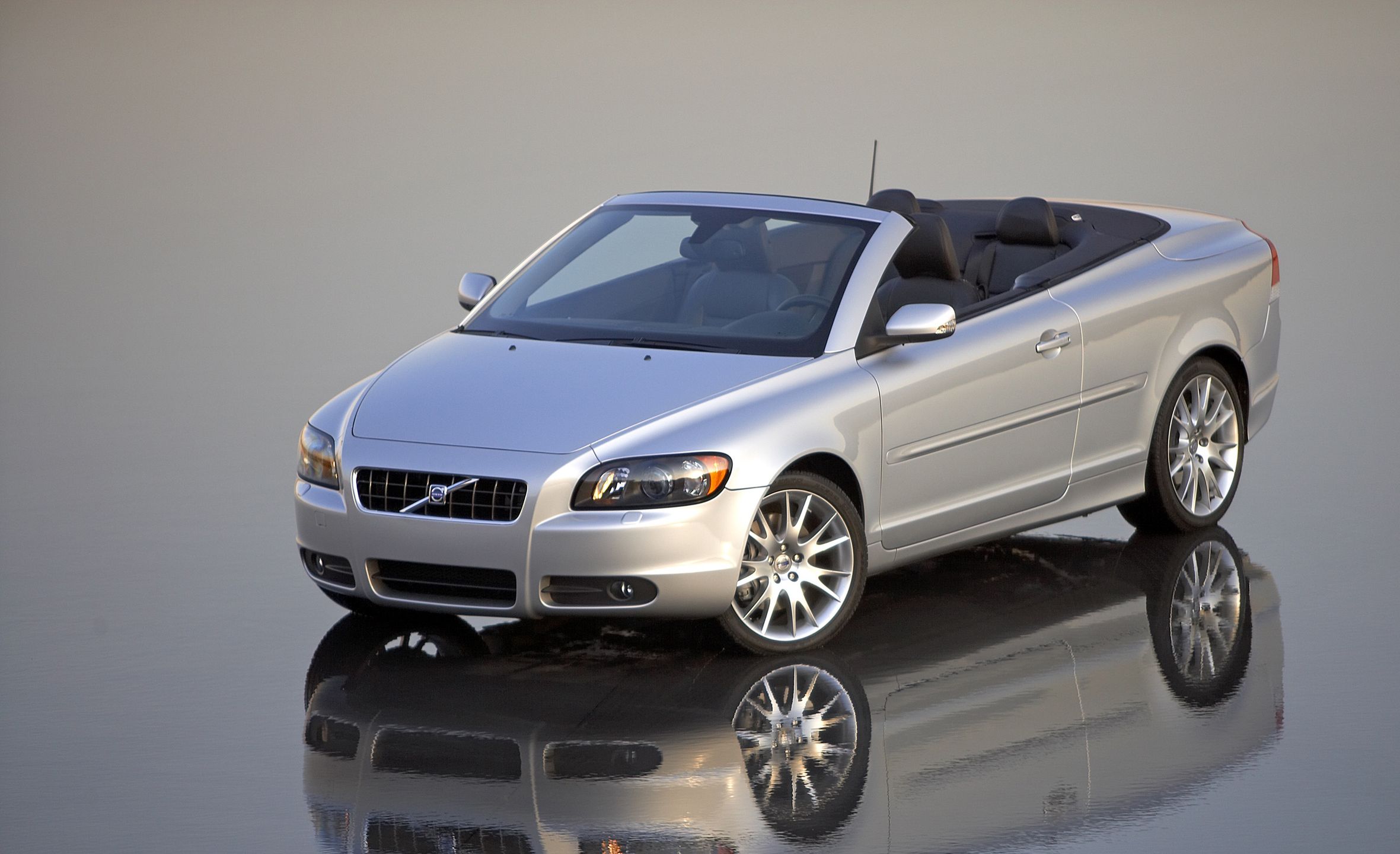 Volvo C70 drugiej generacji bazuje na platformie S40/V50, czyli 