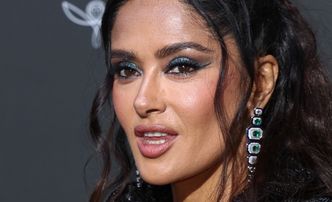 Salma Hayek świętuje 57. urodziny, odsłaniając OBŁĘDNE ciało w skąpym bikini. Kopara opada? (ZDJĘCIA)