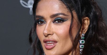 Salma Hayek świętuje 57. urodziny, odsłaniając OBŁĘDNE ciało w skąpym bikini. Kopara opada? (ZDJĘCIA)