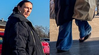 Odziana w pikowany płaszcz Kayah WIETRZY PIĘTY, drepcząc po chodniku w kapciach