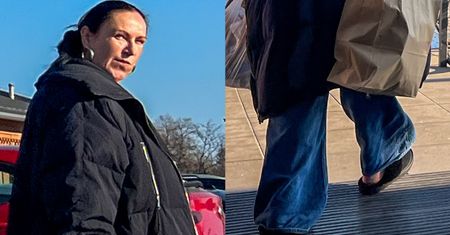 Odziana w pikowany płaszcz Kayah WIETRZY PIĘTY, drepcząc po chodniku w kapciach