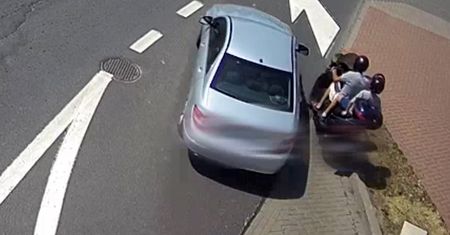 62-latek z wnuczkiem na motocyklu. Policjanci patrzyli ze zdumieniem