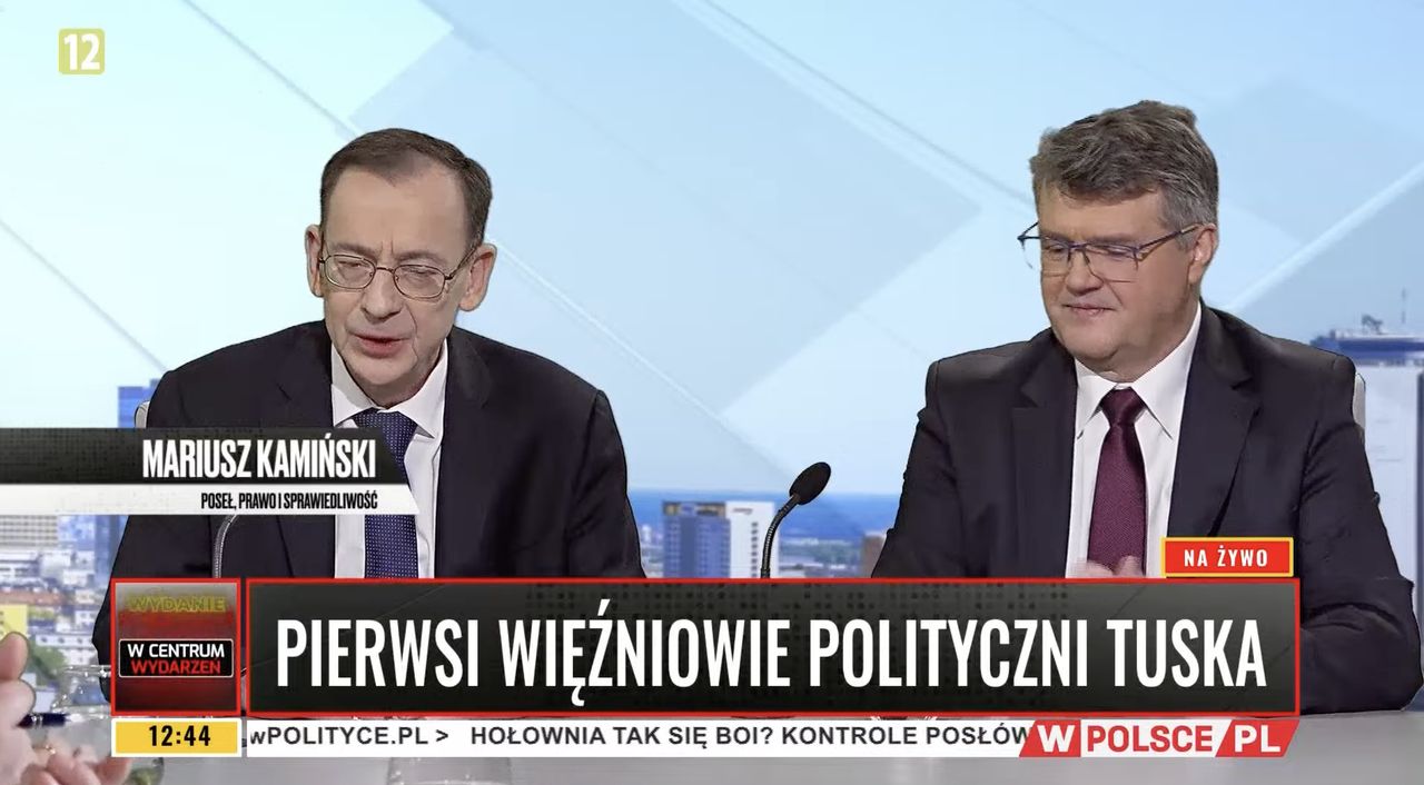 Kamiński i Wąsik w telewizyjnym studio. Udzielają wywiadu