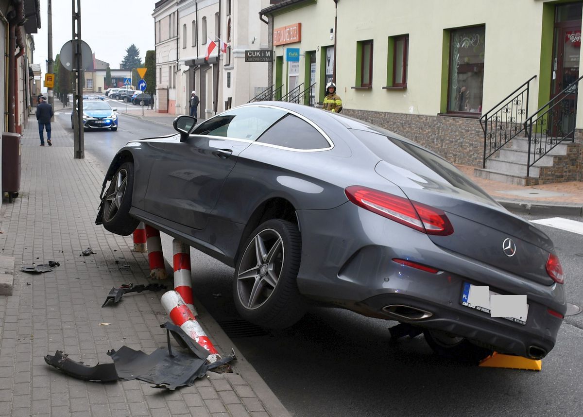 Rozbił mercedesa na słupkach i uciekł.