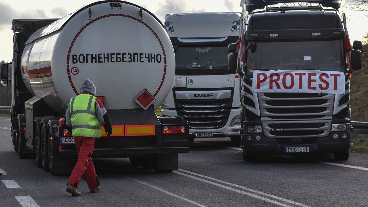 Hrebenne, 27.11.2023. Kolejka tirów przed przejściem granicznym z Ukrainą w Hrebennem, 27 bm. Trwa protest polskich przewoźników. (ad) PAP/Wojtek Jargiło