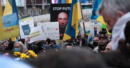 Rosjanie zalewają nas dezinformacją, a my to łykamy. Oto dlaczego