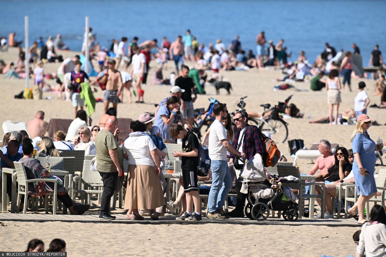 Bałtyk wciąż kusi, ale portfele Polaków są napięte. Wiemy, co najbardziej psuje nam urlop