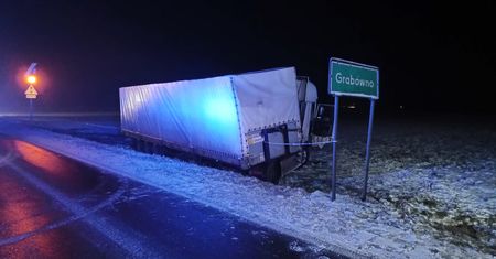 Kolizja ciężarówki na DK10 w Grabównie. Kierowca trafił do szpitala