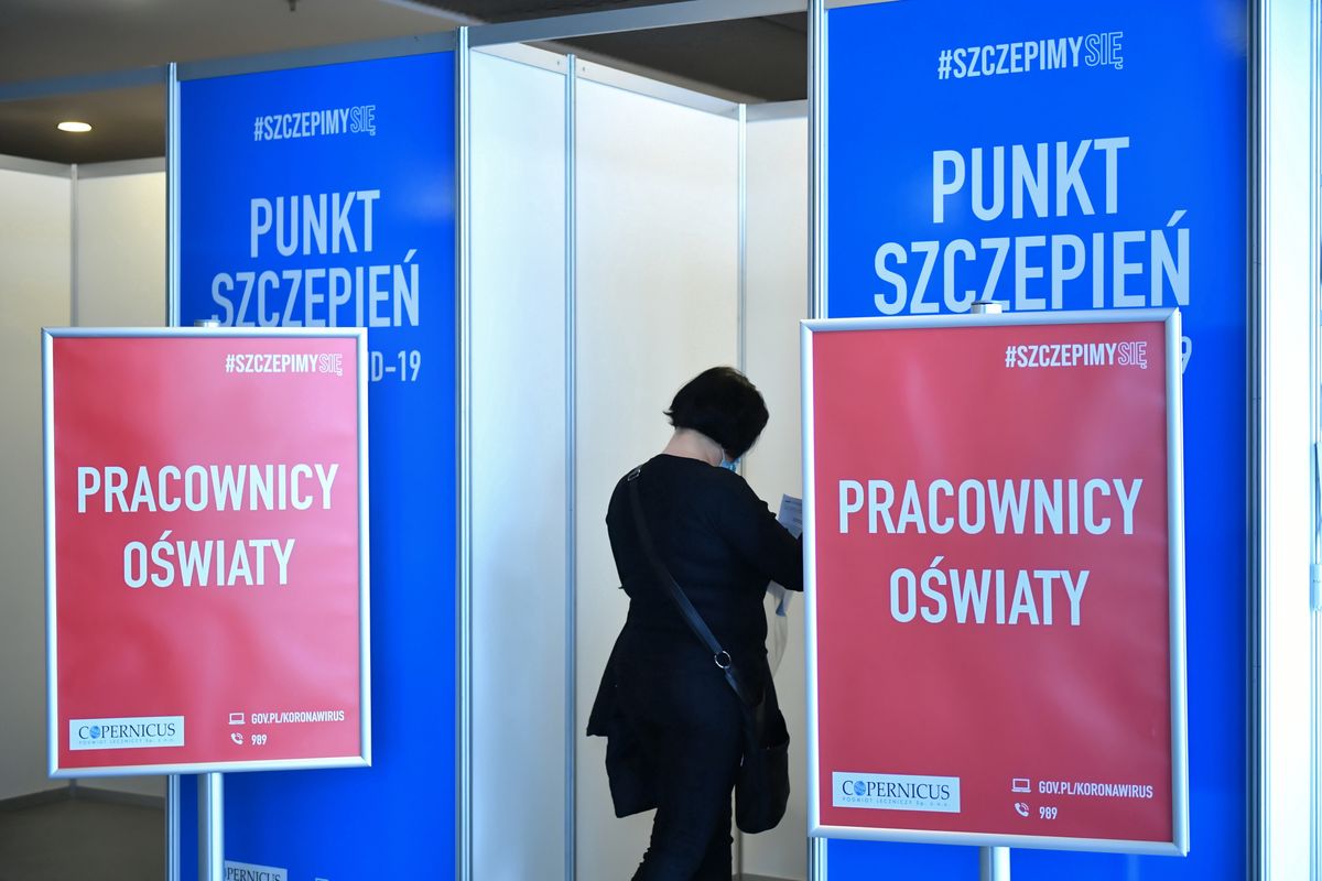 Koronawirus w Polsce. Szczepienia nauczycieli na COVID w punkcie w gdańskim Amber Expo. 