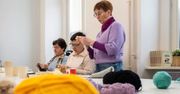 Poznań: Akcja "Dzierganie dobra". Seniorki tworzą chusty i szaliki dla potrzebujących