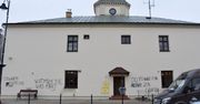 Antyszczepionkowcy zaatakowali. Sędziszowski ratusz zdewastowany