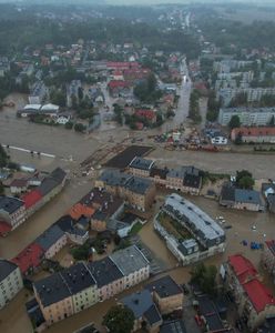 Woda przebiła wały i zalewa Głuchołazy. "Toniemy"