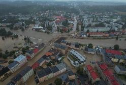 Woda przebiła wały i zalewa Głuchołazy. "Toniemy"