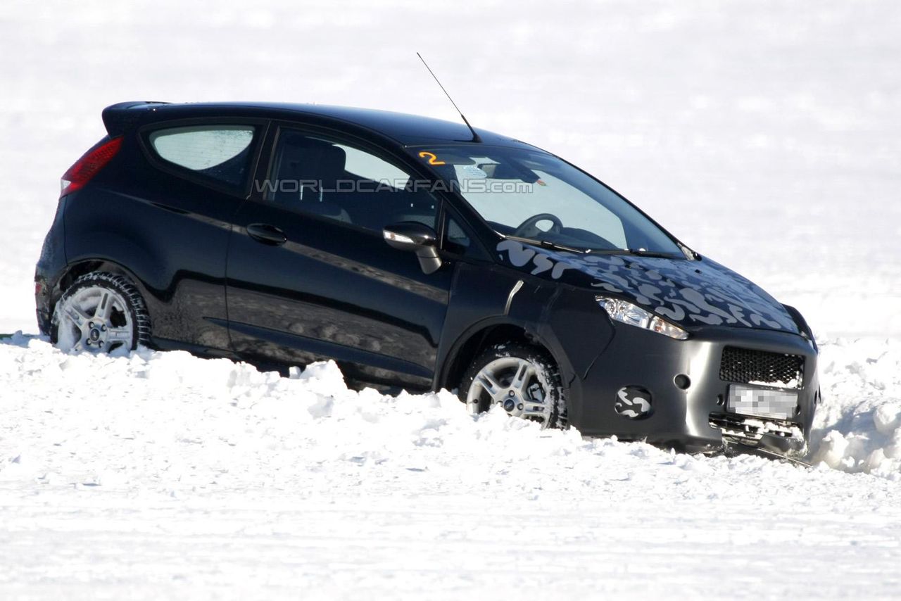 Zakamuflowany Ford Fiesta vs śnieg - facelifting nadchodzi
