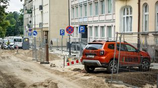 "Wykopki" w centrum Bydgoszczy zatruwają życie kierowcom. Mieszkańcy z abonamentami nie mają gdzie zaparkować