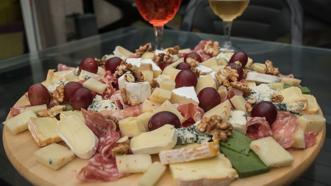 Deska serów i wędlin jest rozwiązaniem, które sprawdza się w wielu mniej i bardziej formalnych okolicznościach.