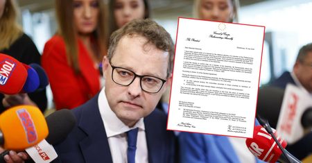 Pełnomocnik Romanowskiego pokazuje pismo. "Składam zawiadomienie"