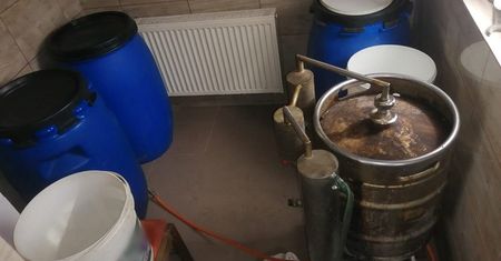 Bimbrownia w domu. Policja zabezpieczyła aparaturę, 360 litrów zacieru i 7 l alkoholu