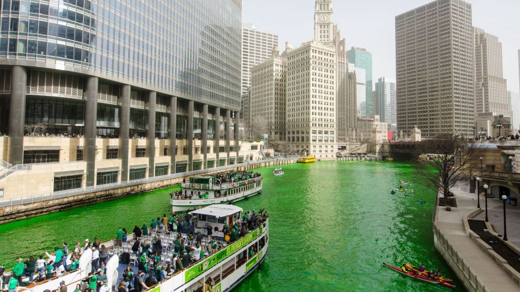 Chicago River zabarwiona na zielono
