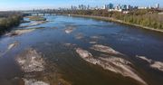 Wisła zaczyna odsłaniać swoje dno. Poziom wody drastycznie spadł