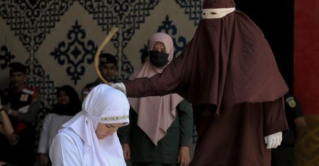 Złamali islamskie prawo. Para z Indonezji wychłostana