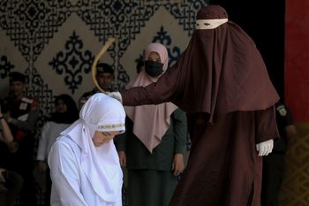 Złamali islamskie prawo. Para z Indonezji wychłostana