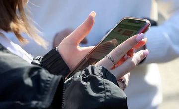 Ekspertka: smartfony uszkadzają oczy