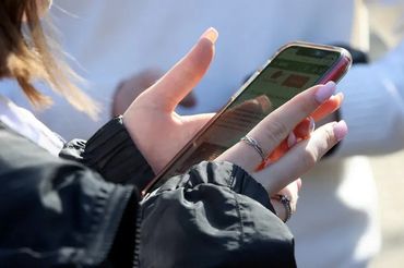 Korzystanie ze smarfonów może powodować problemy ze wzrokiem