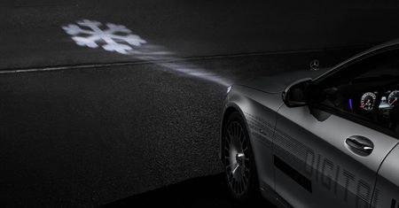 Kosmiczne reflektory Mercedesa już w produkcji. Nie oślepią i wyświetlą ostrzeżenia na drodze