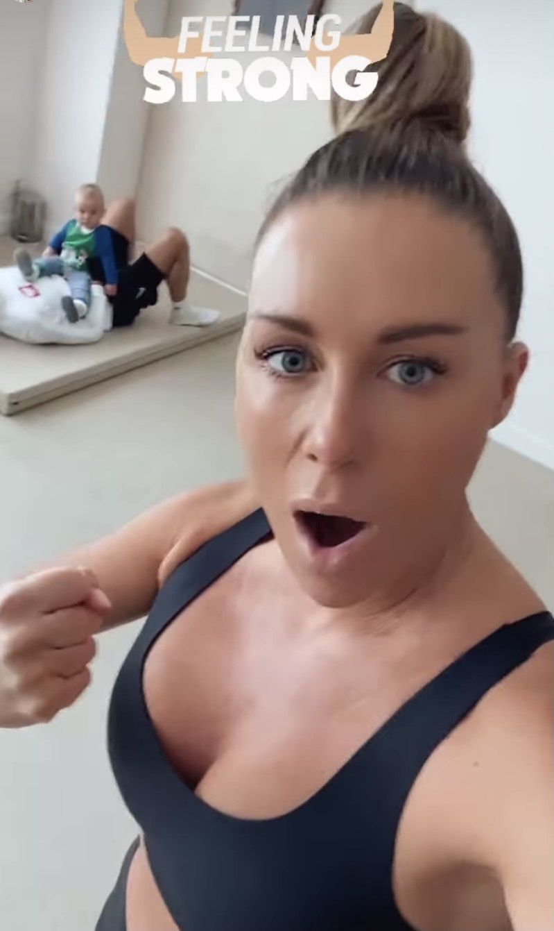 Małgorzata Rozenek wyciska siódme poty na siłowni i prezentuje UMIĘŚNIONY BRZUCH