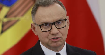 Zapomina, że nie łączą ich więzy krwi. Oto co mówi o siostrze