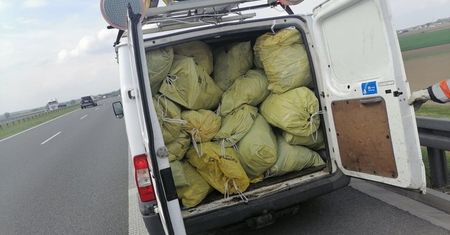 Droga jak wysypisko. Kierowcy śmiecą na potęgę